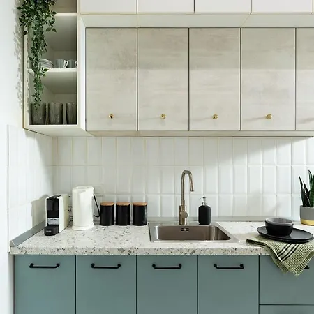 Daire Qult - Monkey Business *