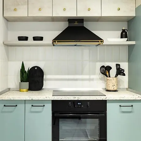 Qult - Monkey Business בוקרשט