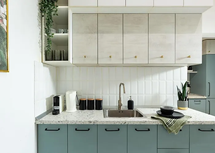 アパート Qult - Monkey Business *