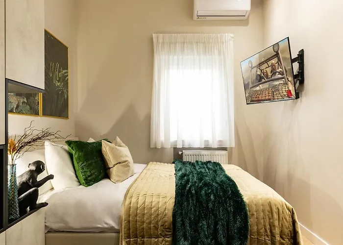 Qult - Monkey Business * ブカレスト