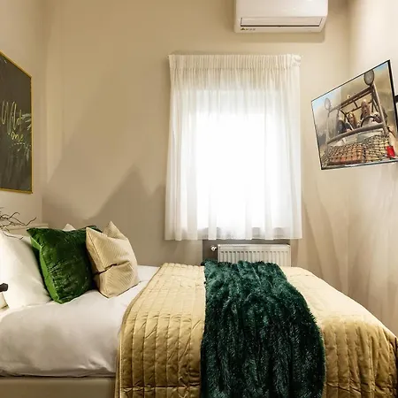 Qult - Monkey Business * Bukarest